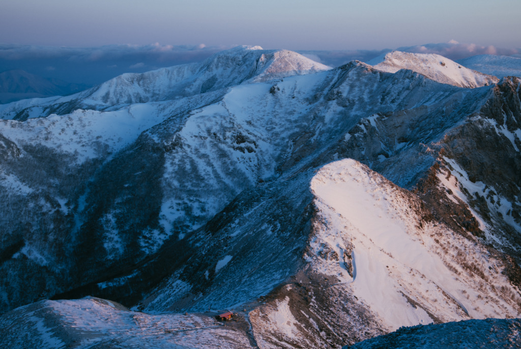 茶臼岳から見る朝焼けの山