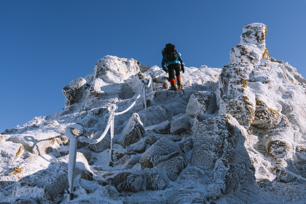 凍結した道を登る登山者
