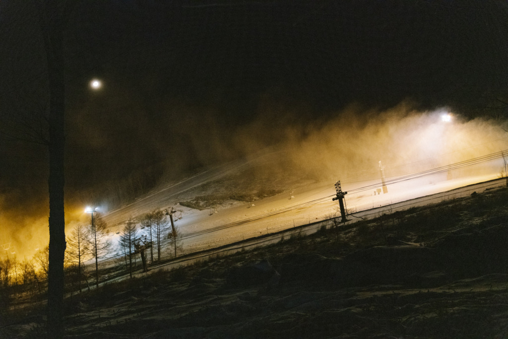 深夜の整備中のスキー場