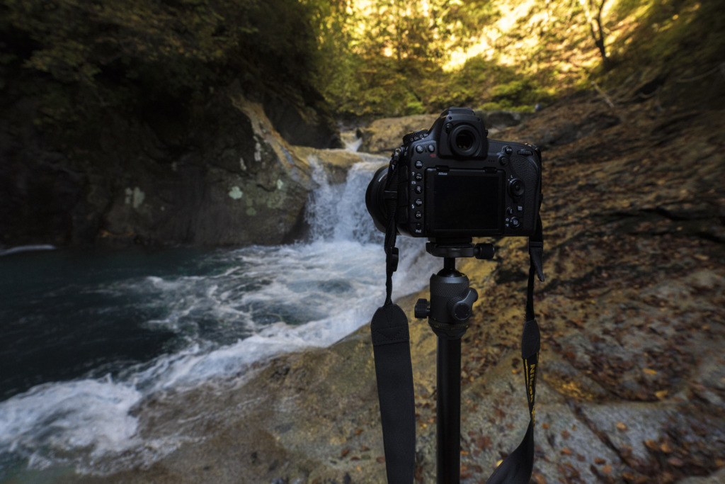 渓流を撮影するカメラ