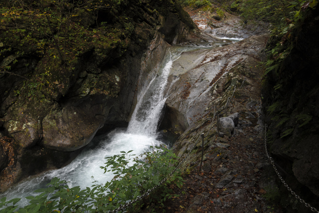 貞泉の滝のそばを通る登山道