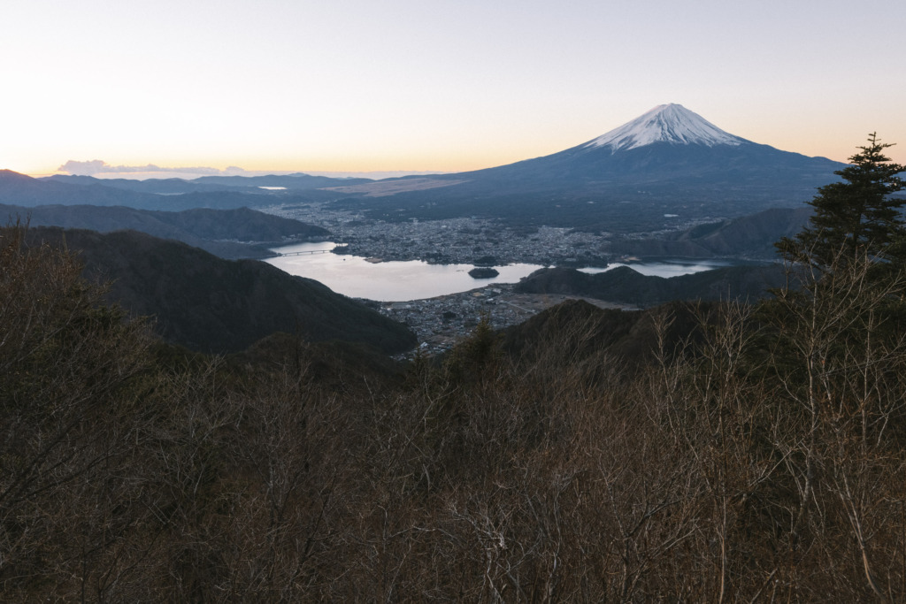 新道峠から見る夜明けの富士山