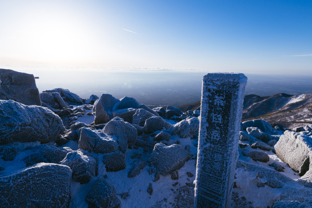 凍った茶臼岳山頂碑