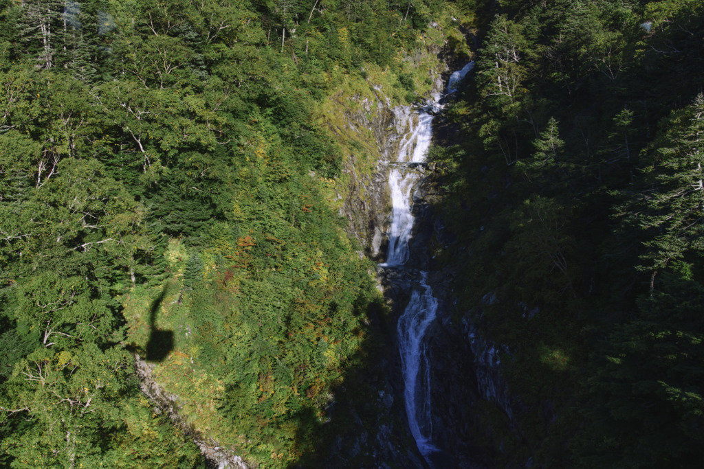ロープウェイから見たアルプスを流れる滝