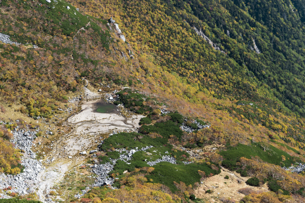 木曽駒ヶ岳稜線からみる濃ヶ池