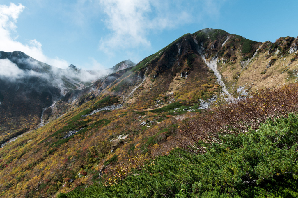 木曽駒ヶ岳の紅葉の山肌