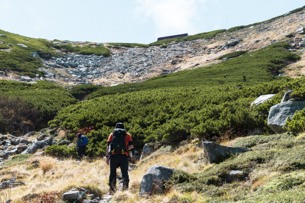木曽駒ヶ岳の巨大なカールを歩く登山者たち