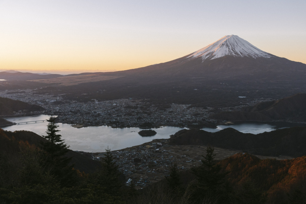 夜明けの富士山と河口湖
