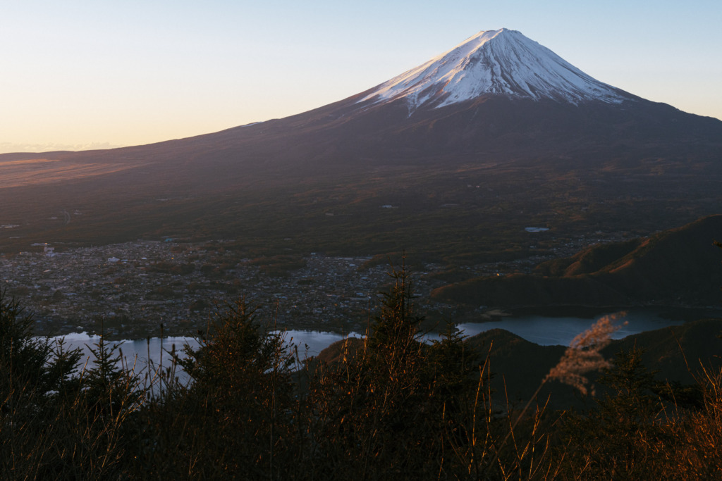 朝焼けで赤くなる富士山