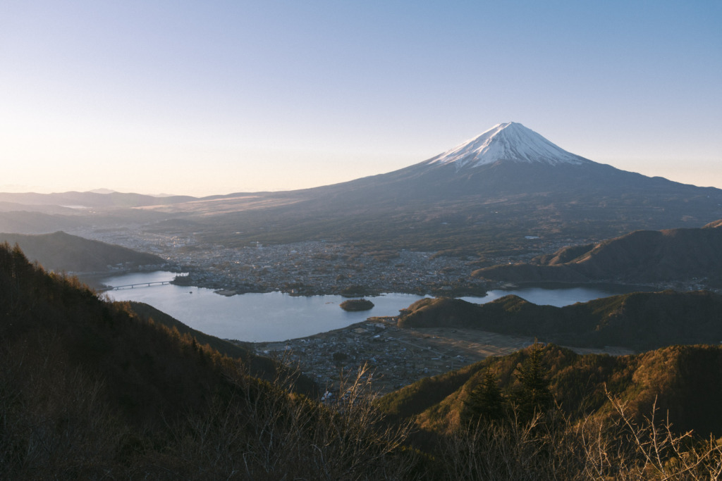 朝焼の霞んだ空気の向こうの富士山と河口湖