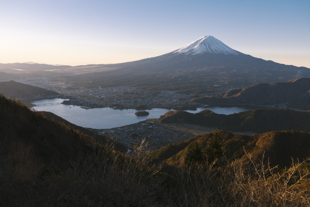 夜明けの河口湖と富士山