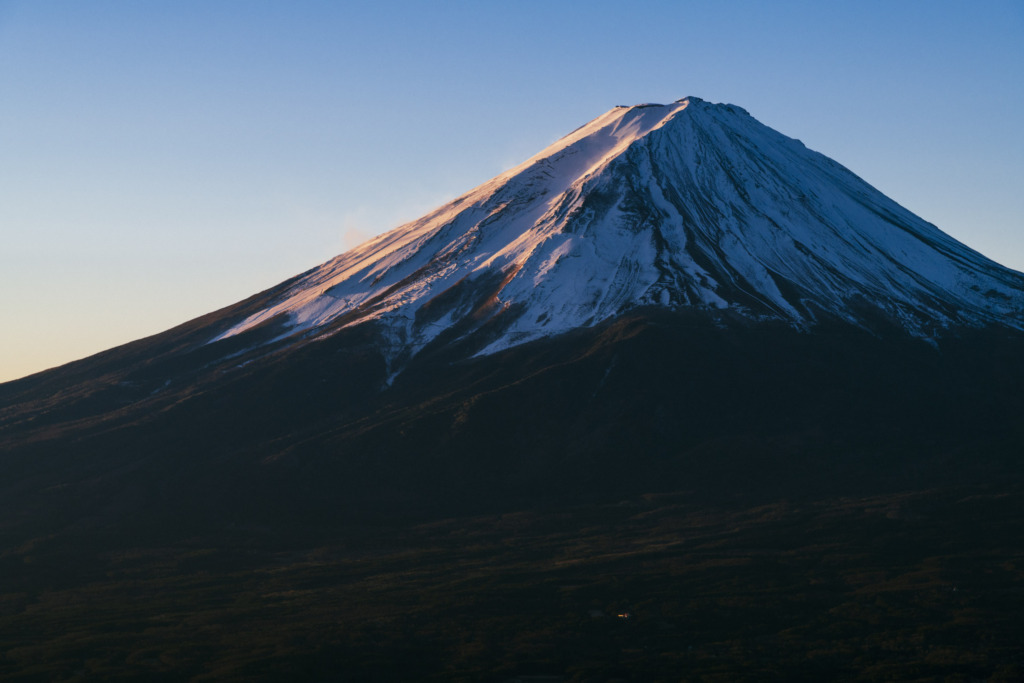 望遠でとらえる富士山の朝焼け