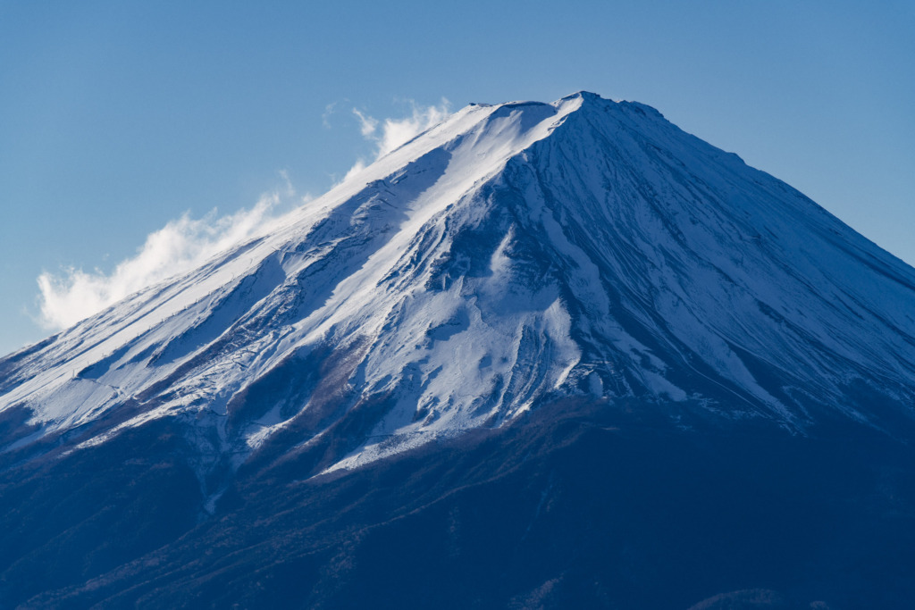 雪煙が上がる富士山