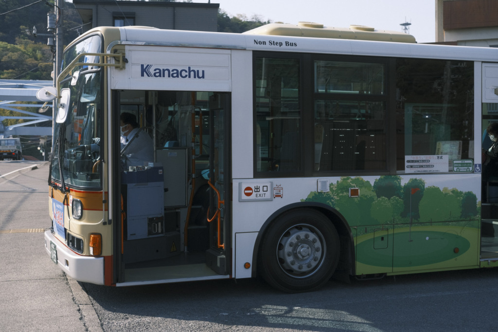 停車している神奈中バス