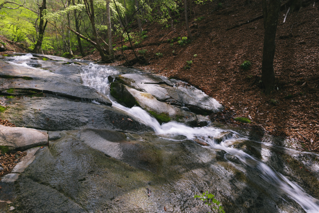 一枚岩を流れる滝
