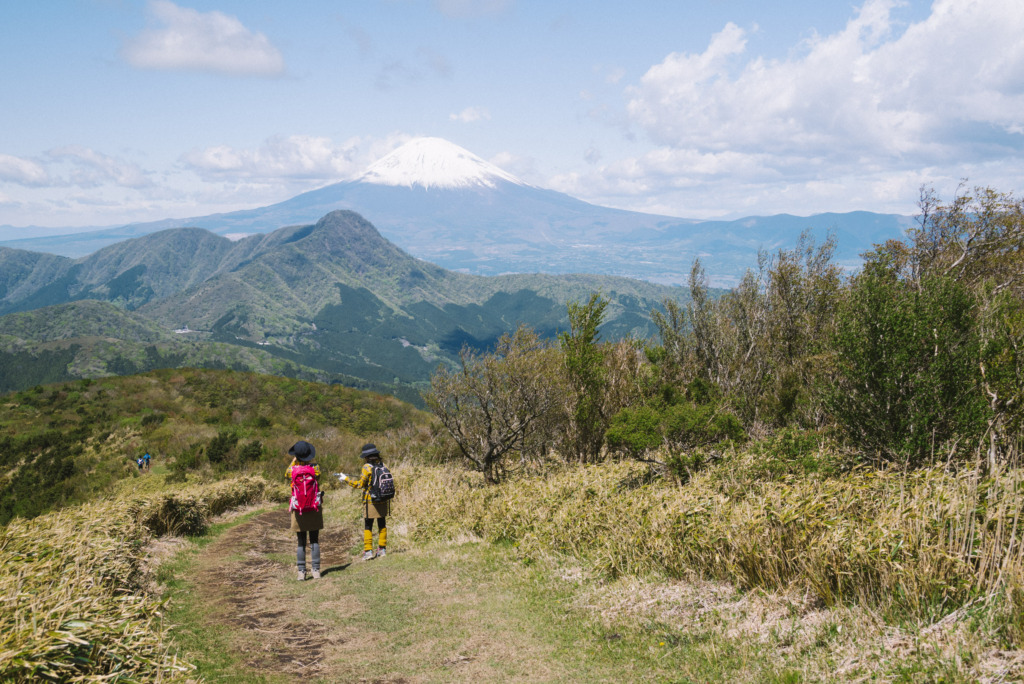 明神ヶ岳稜線を歩く登山者