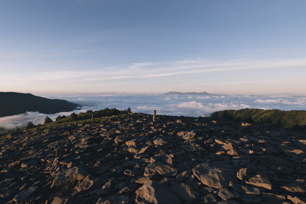 雲海と湯ノ丸山の山頂
