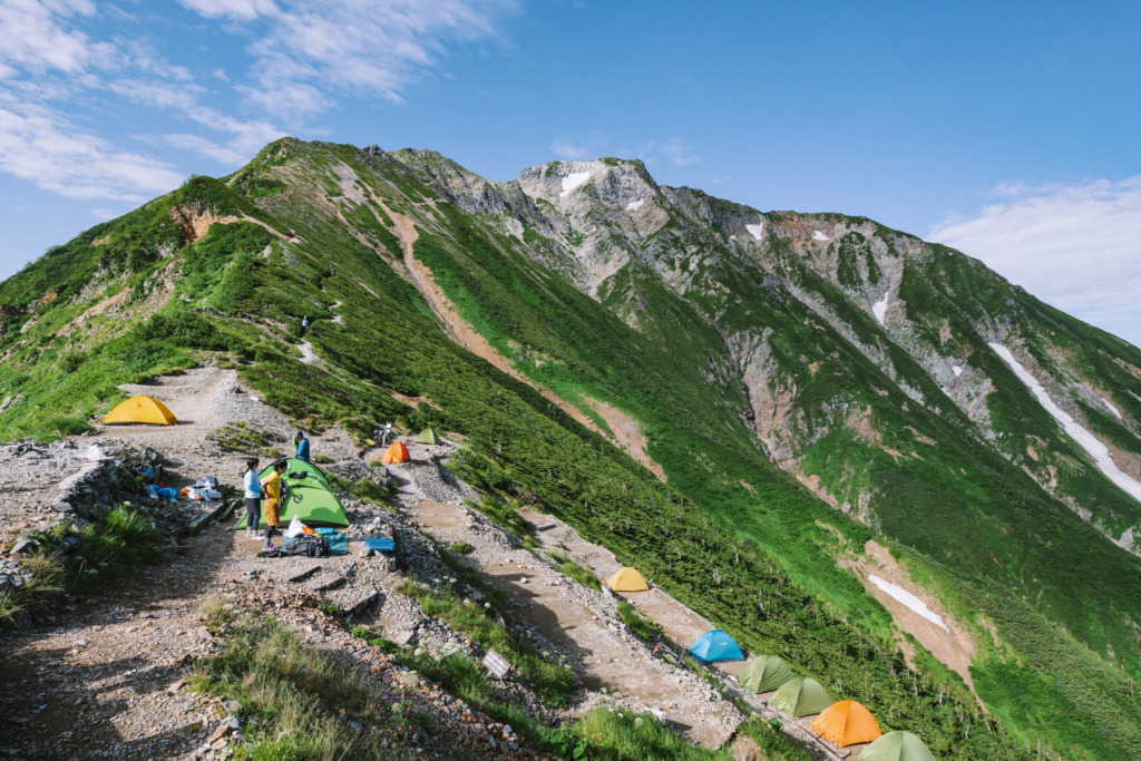 五竜岳とテント泊登山者