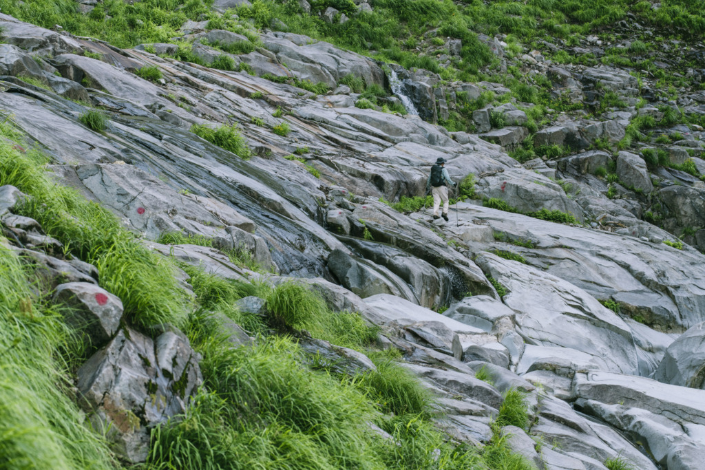 ナメ岩を歩く登山者