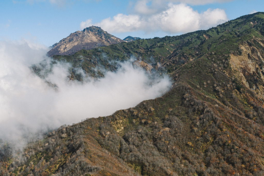 雲が沸く新潟焼山