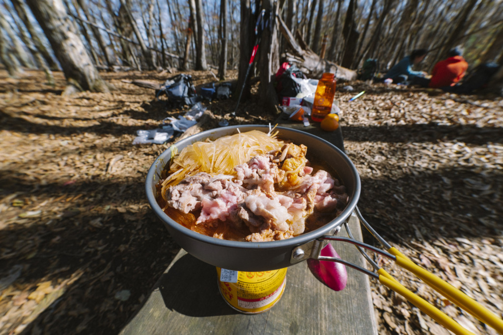 山で食べる鍋料理