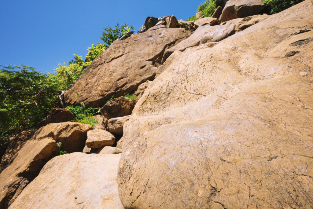 蛇紋岩の上を歩く登山道