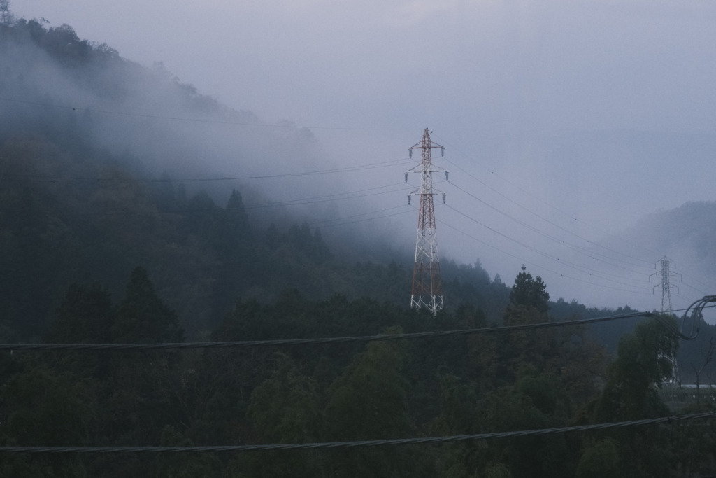 朝霧が出る中央線沿いの電線