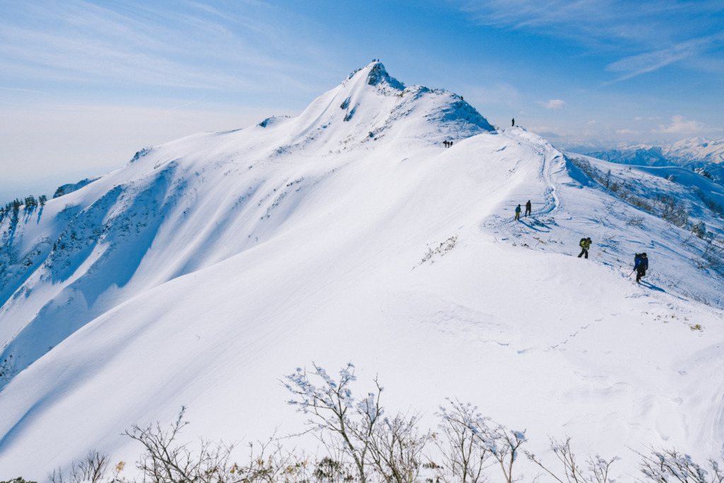 穏やかな雪景色の剣ヶ峰