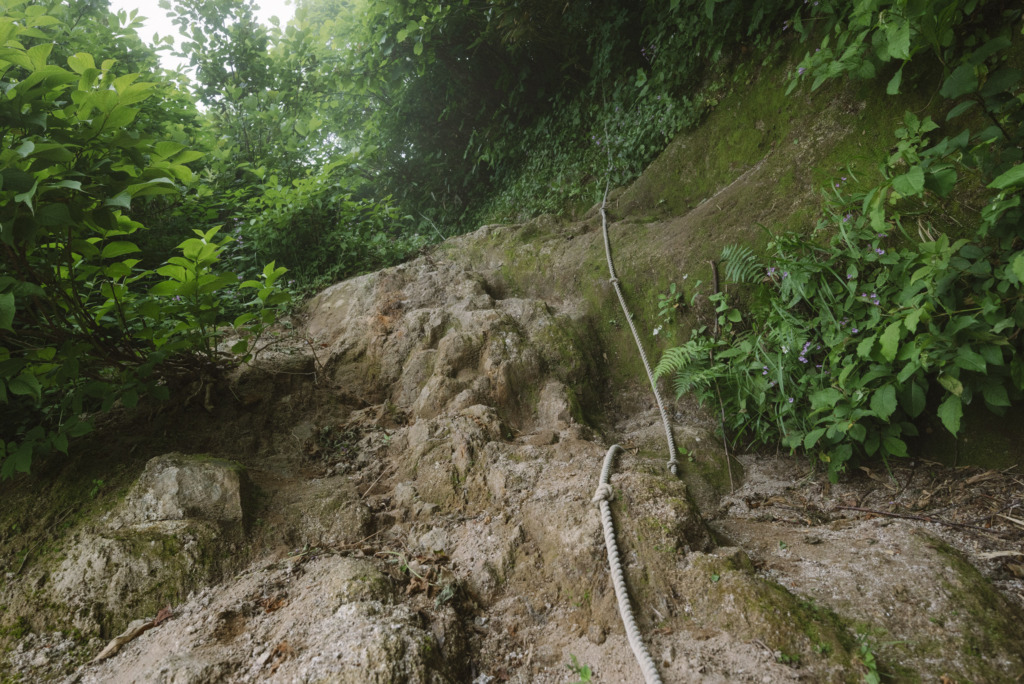 ロープが吊り下げられた登山道