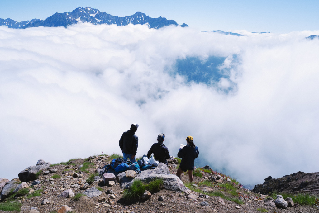 雲の上の登山者たち
