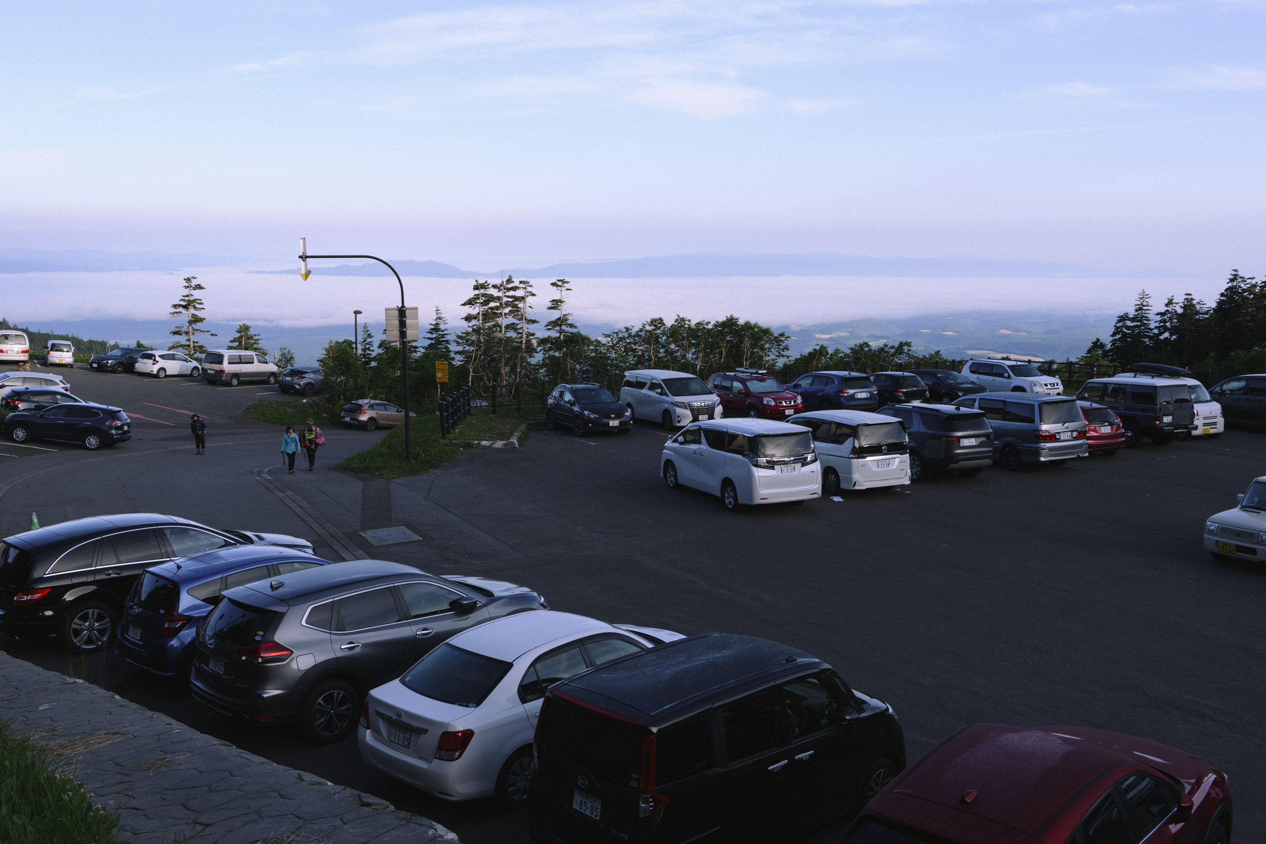 早朝の十勝岳登山口駐車場