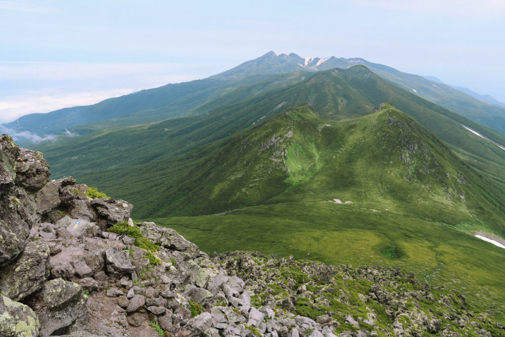 羅臼岳山頂から見るサルシイ岳