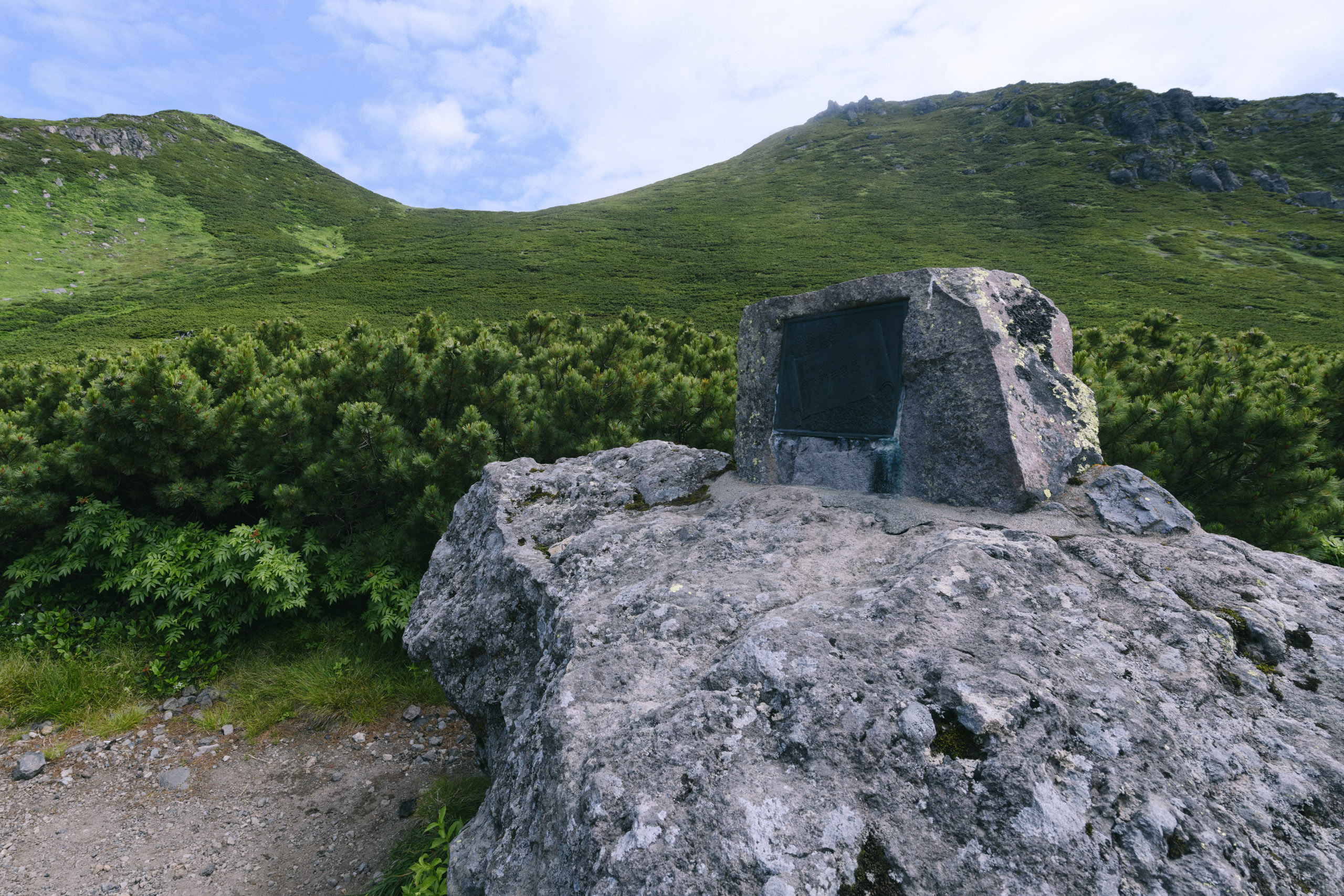 羅臼岳の石碑