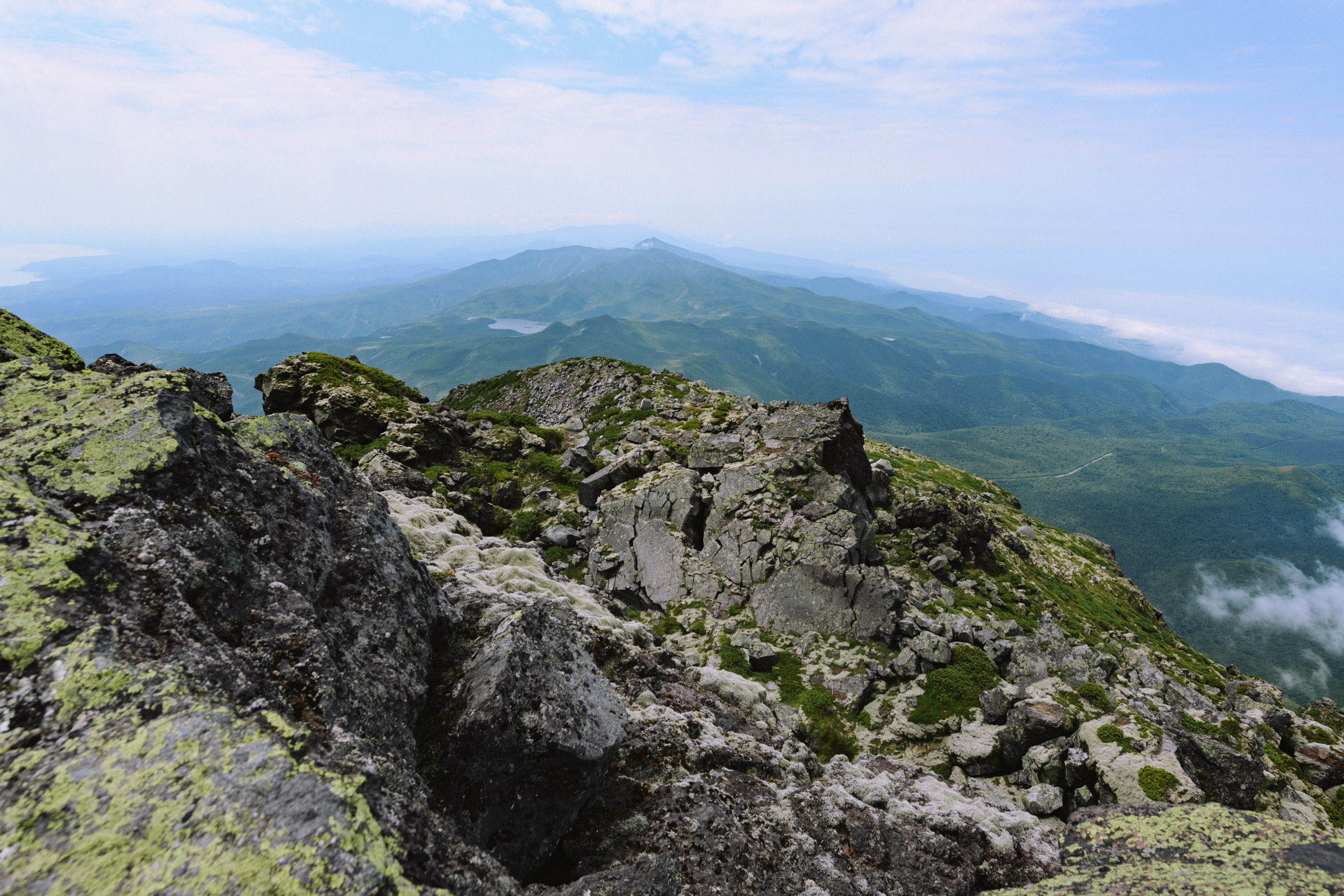 岩稜帯の羅臼岳山頂と羅臼湖の遠望