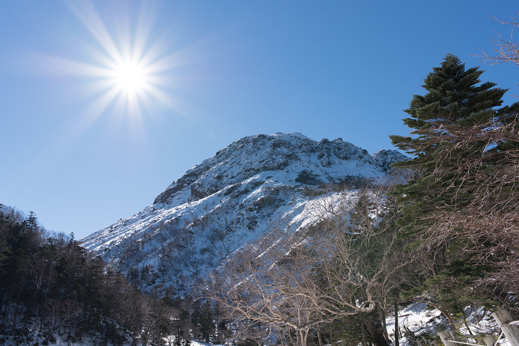 雪の日光白根山山頂方面