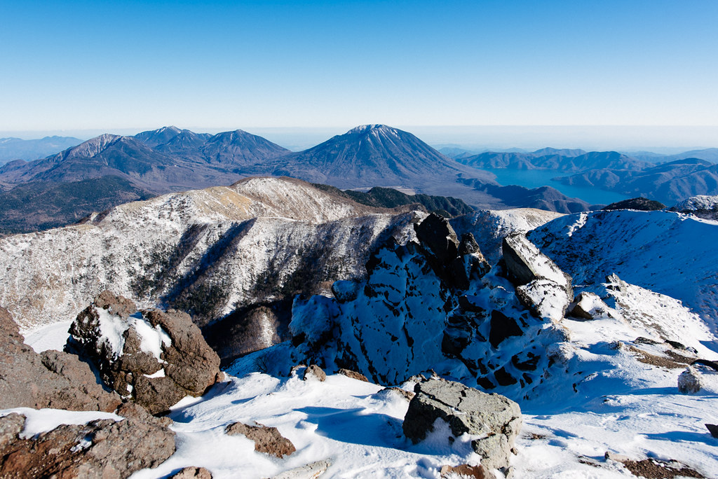 雪の日光白根山山頂から見る男体山