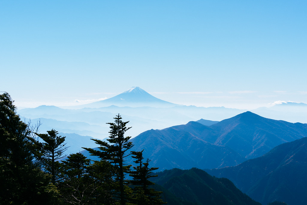 甲武信ヶ岳山頂から見る富士山