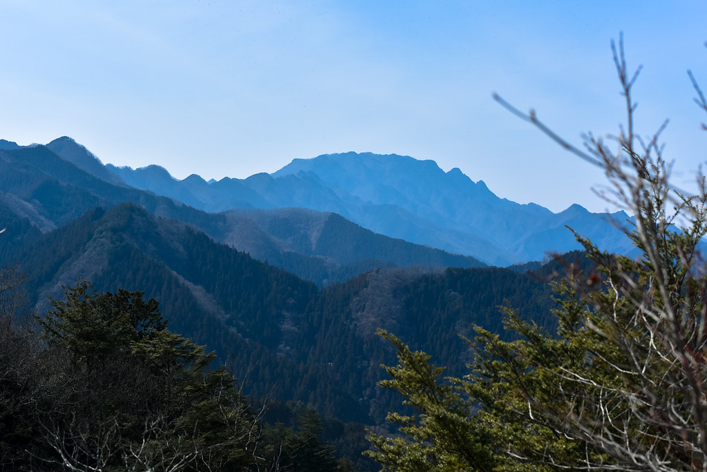 あずまや山の山頂から見る両神山
