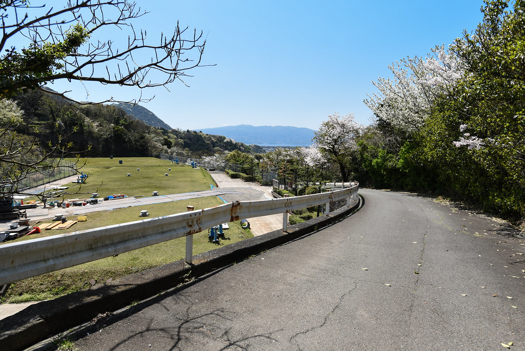 横山への車道