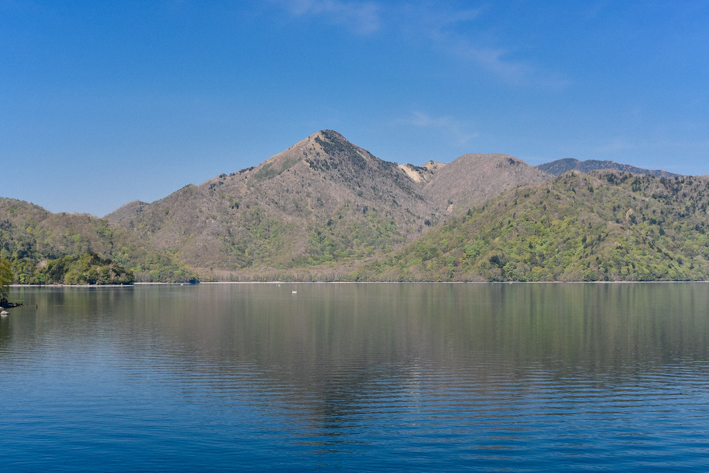 中禅寺湖と社山