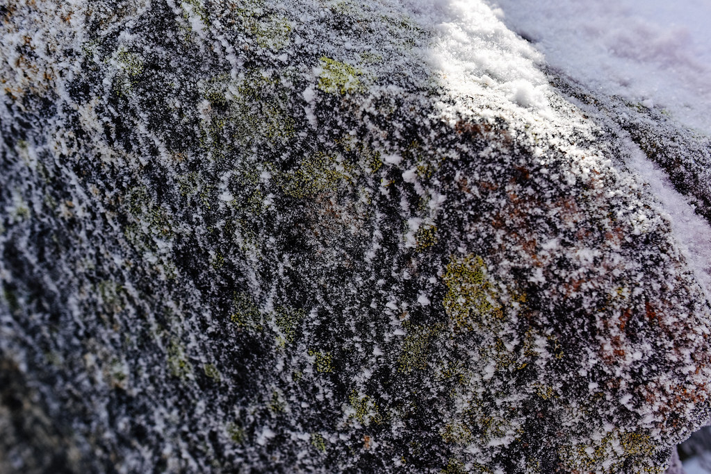 凍った岩