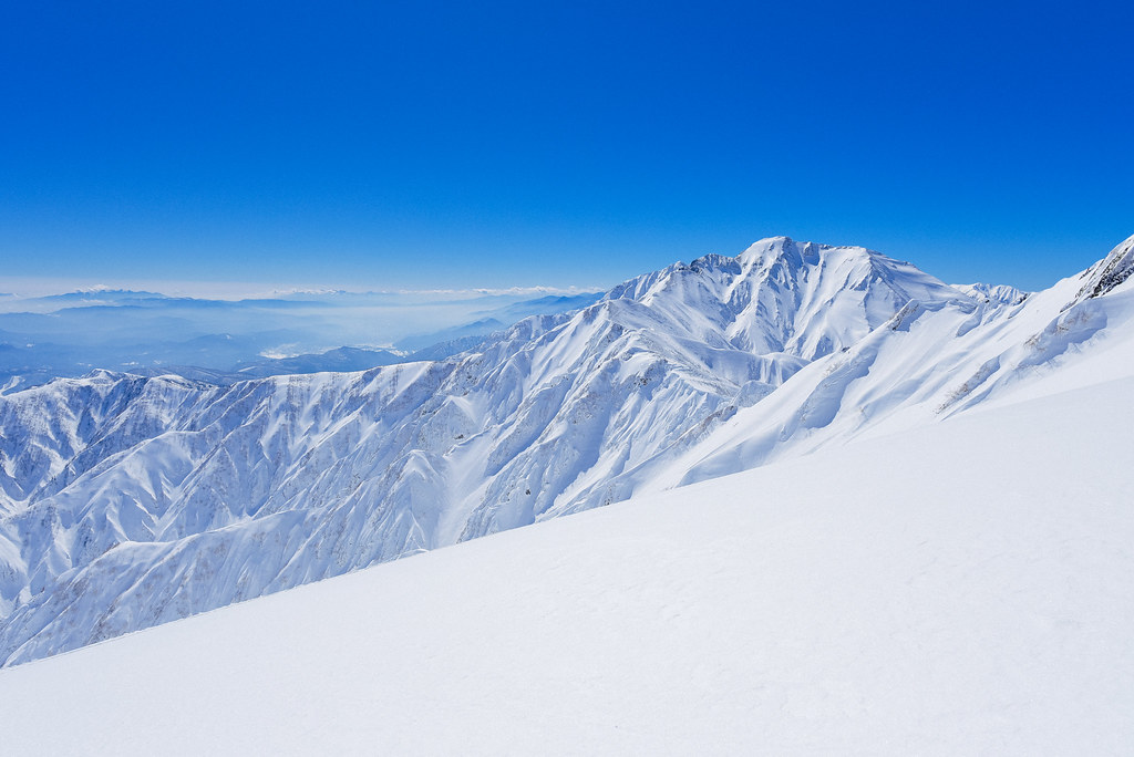 冬の八方尾根登山道から見る五竜岳