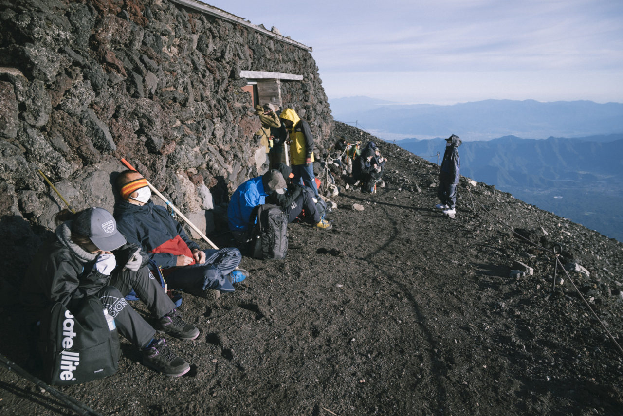 富士山山頂で休む人々