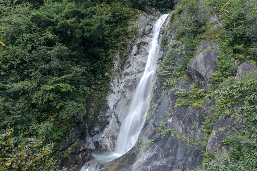 ドンドコ沢登山道の滝