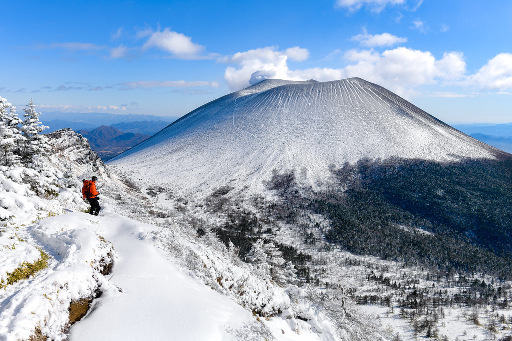 浅間山と外輪を歩く登山者