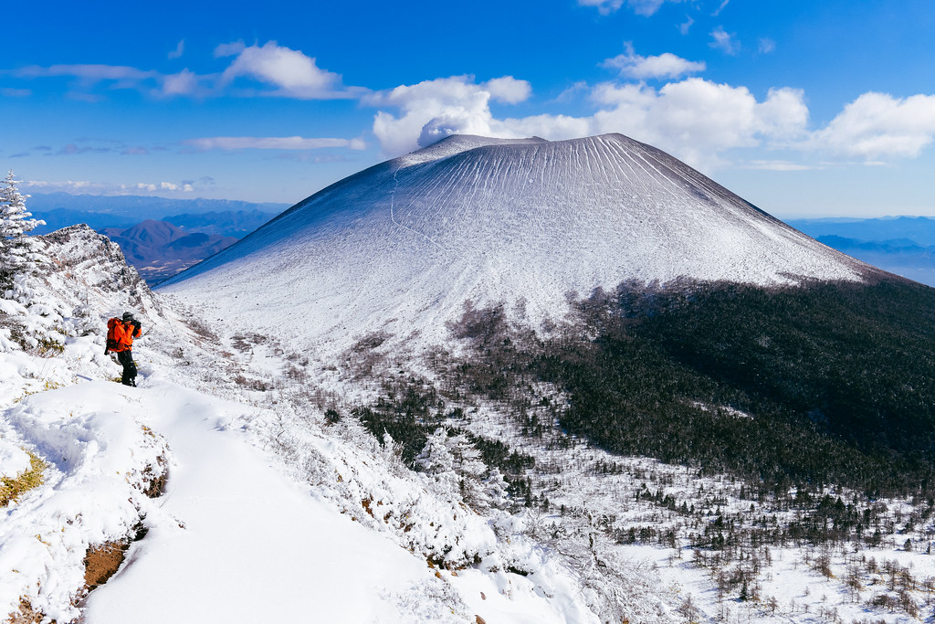 浅間山と登山者