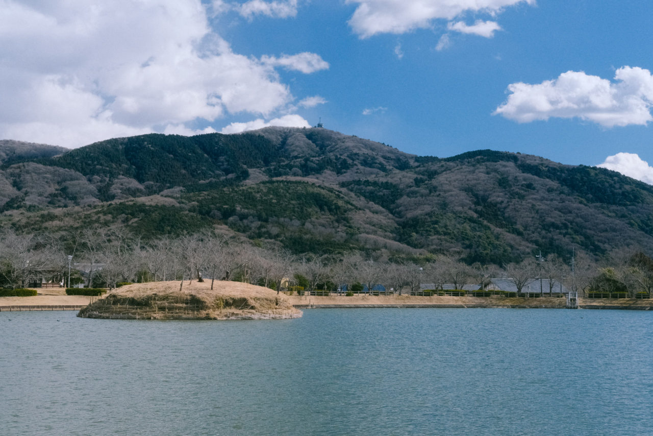 北条大池から見る宝篋山