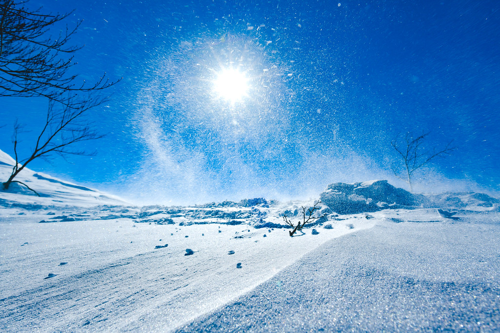 吹きあがる雪煙