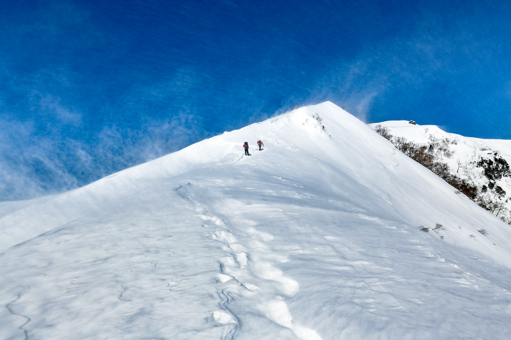 風が巻き上がる谷川岳稜線
