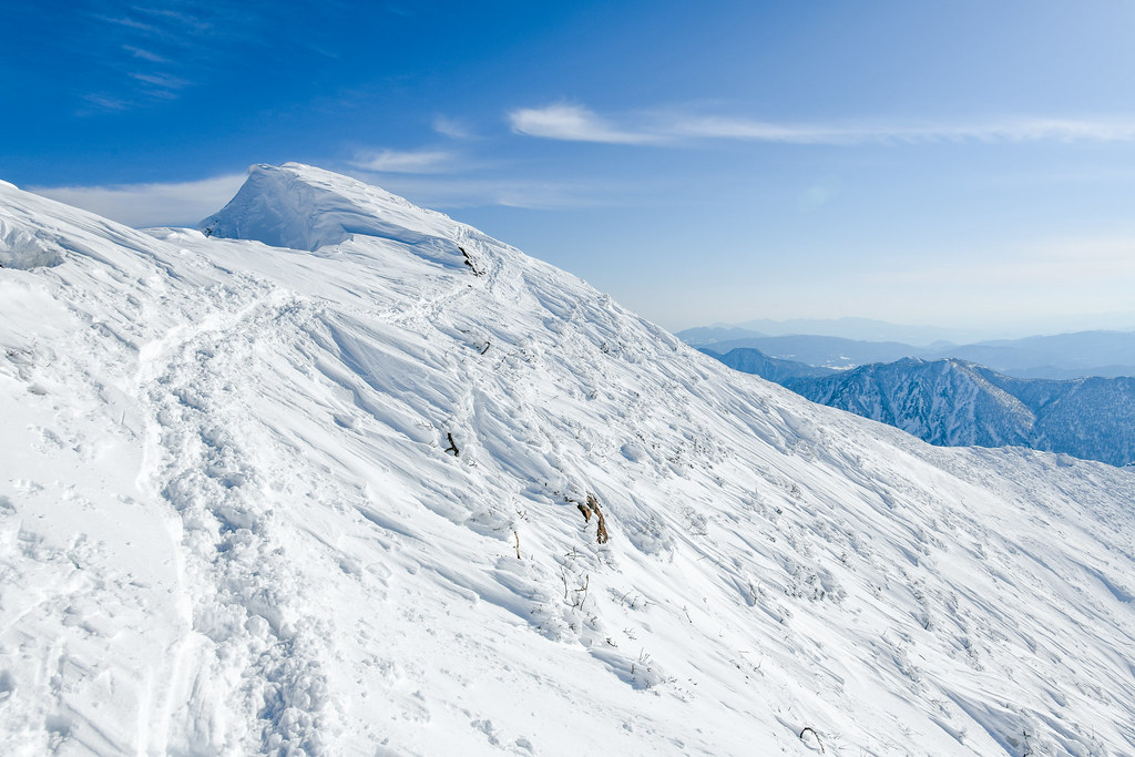 谷川岳山頂の雪景色